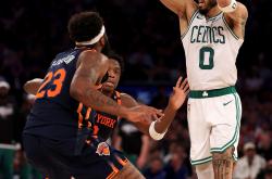 开云体育登录-包含NBA季后赛半决赛：西部强队急于冲冠东部雄师的词条