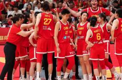 开云体育在线-篮球女明星天团成立，演绎球场经典动作