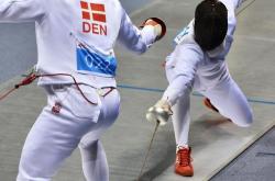 开云体育官方网站-芬兰击剑选手勇夺冠军，庆祝辉煌战绩