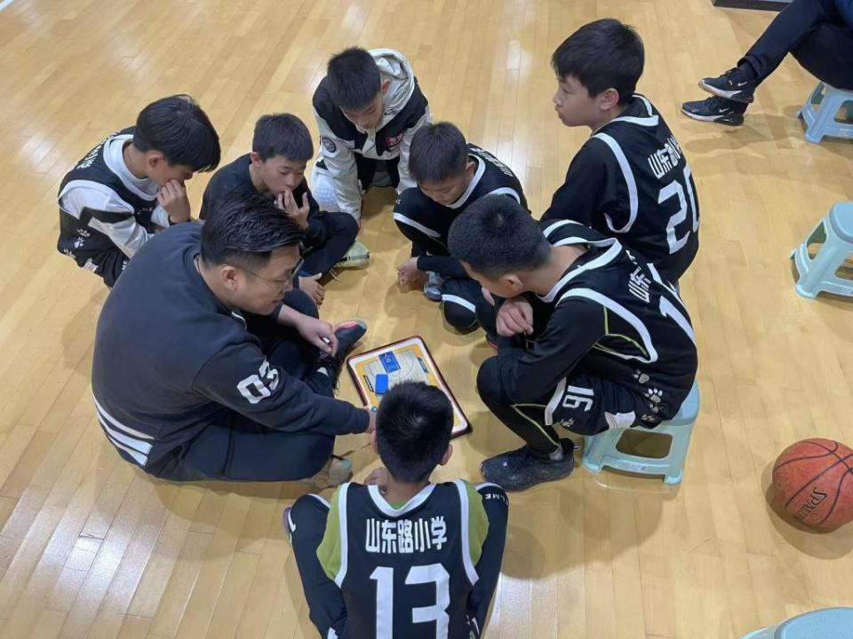 小学生篮球比赛精彩开场，各校学子积极参与的简单介绍