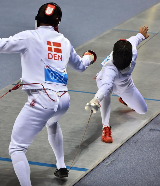 芬兰击剑选手勇夺冠军,庆祝辉煌战绩 芬兰击剑选手勇夺冠军,庆祝辉煌战绩