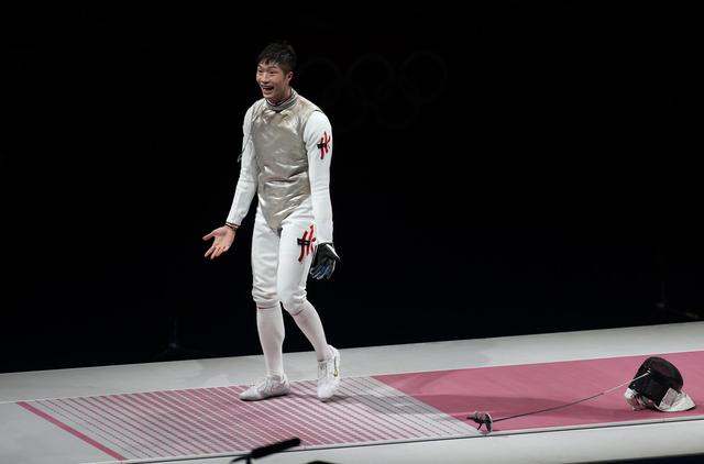 芬兰击剑选手勇夺冠军,庆祝辉煌战绩 芬兰击剑选手勇夺冠军,庆祝辉煌战绩