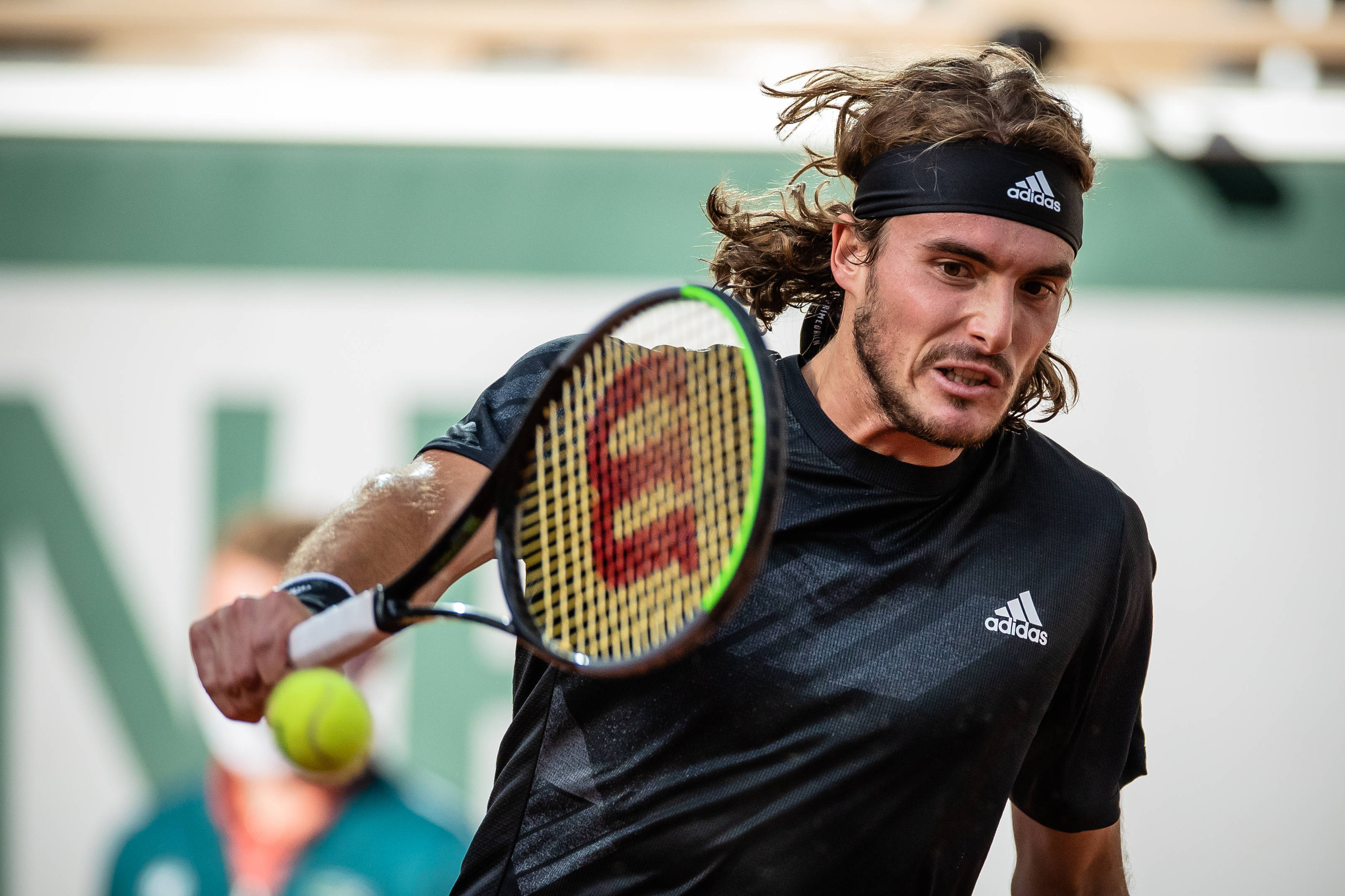 包含英国网球队完胜西班牙网球队，西西帕斯爆发神勇的词条