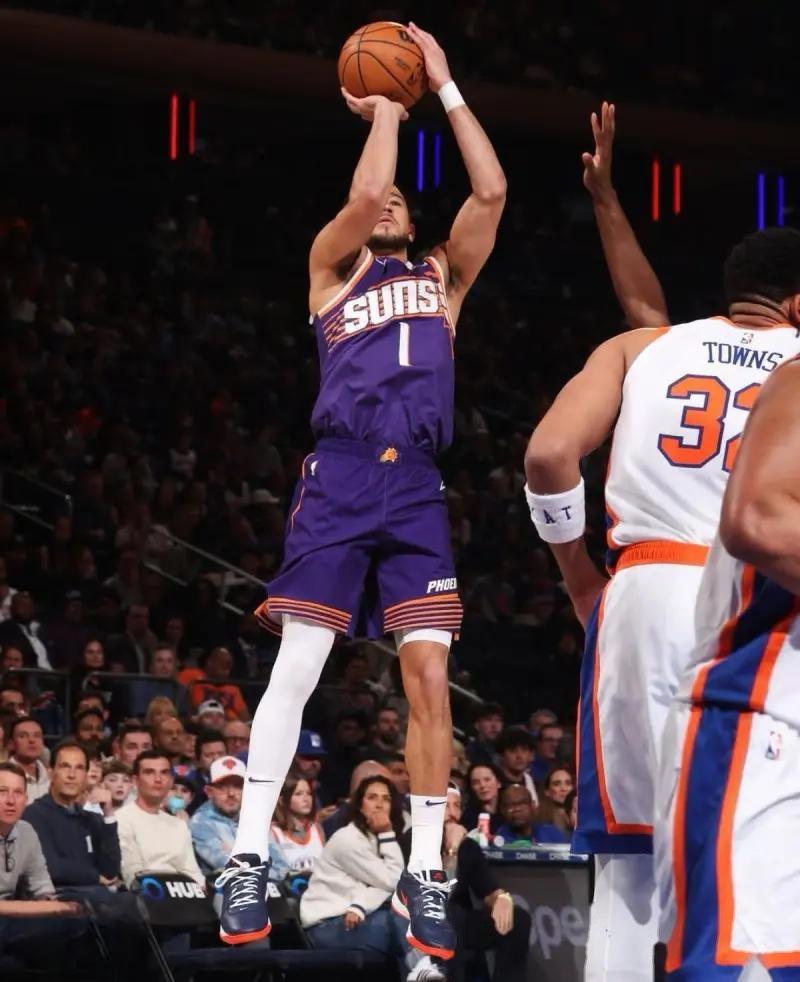 尼克斯轻取国王，布克统治全场